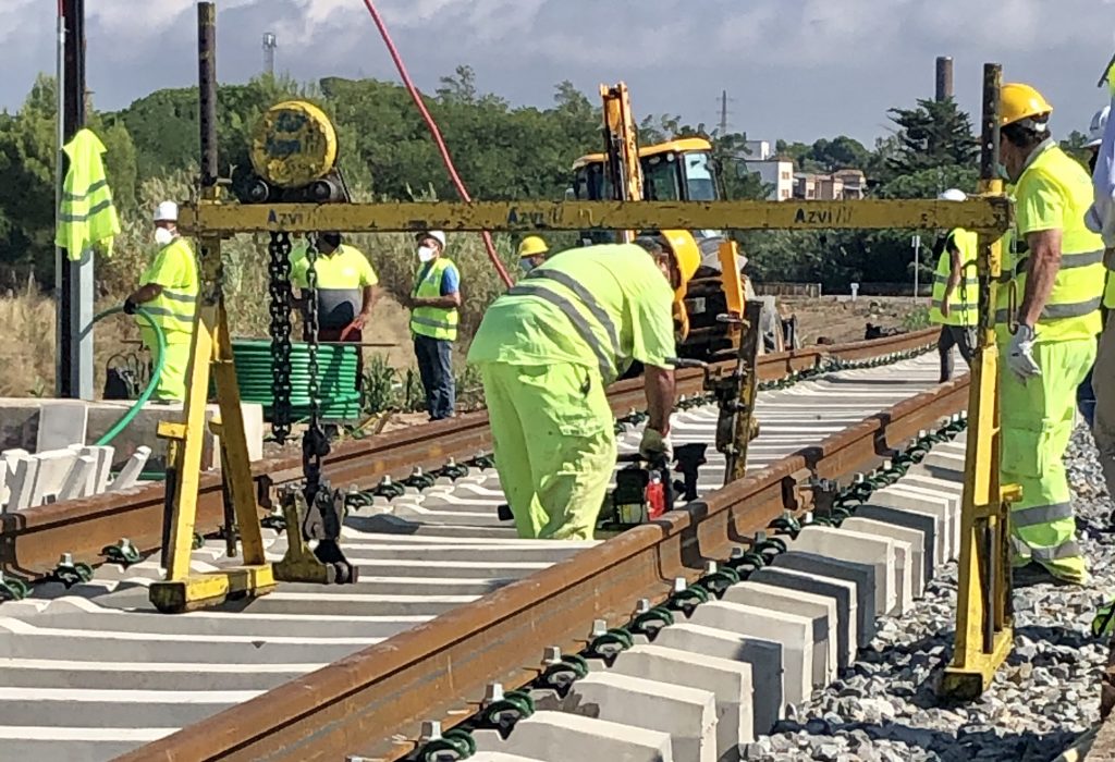 Muntatge de la via de tren en el nou pont de la Tordera